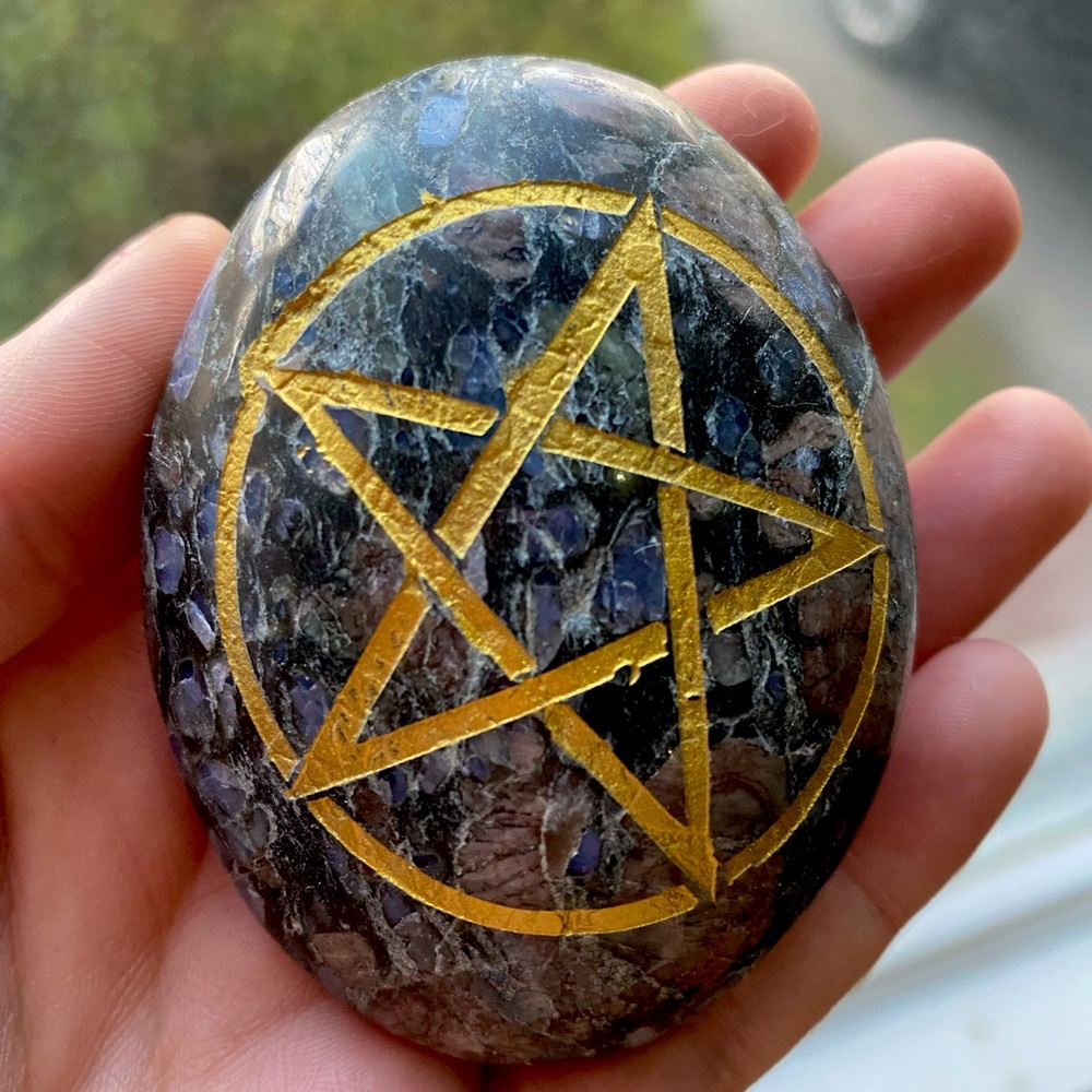 Que-sera pentacle palm stone XL